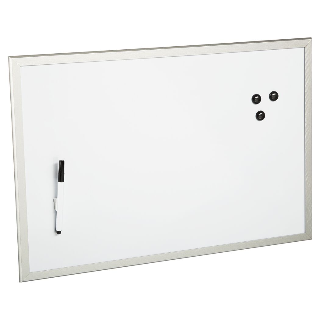 Weiße Magnettafel mit einem schwarzen Marker und drei Magneten.