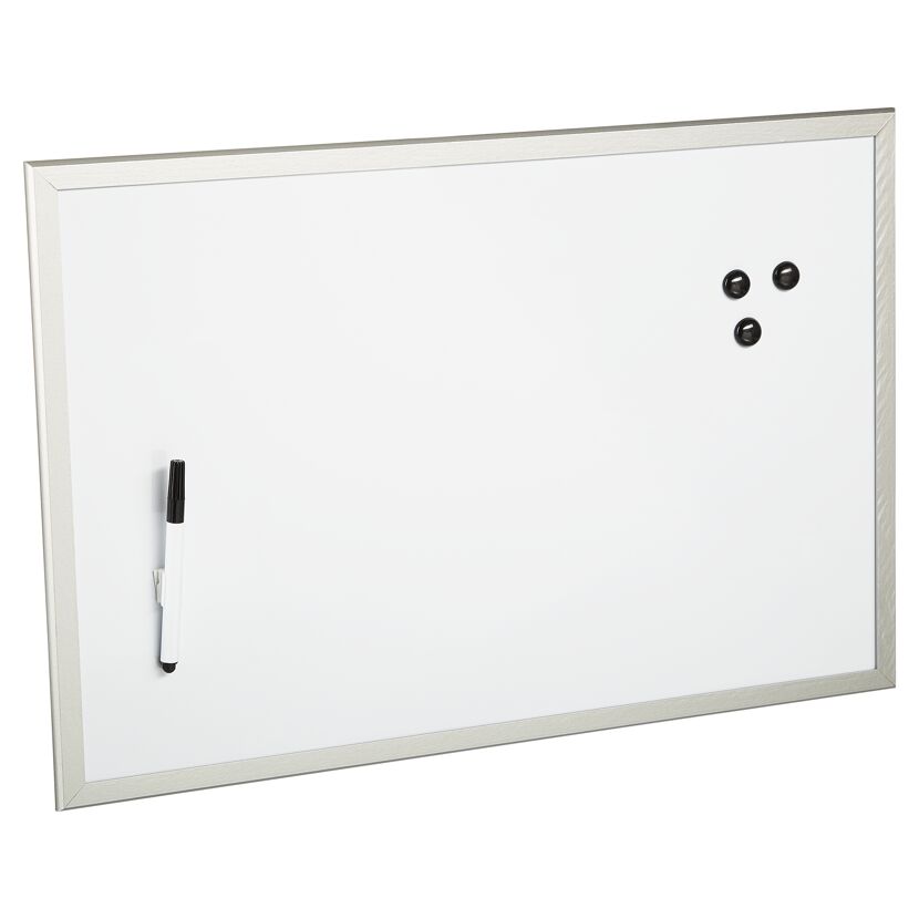 Weiße Magnettafel mit einem schwarzen Marker und drei Magneten.
