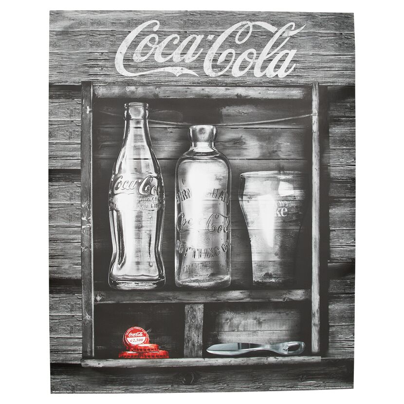 Schwarz-weißes Bild von Coca-Cola-Flaschen, einem Glas und Kronkorken in einer Holzkiste.