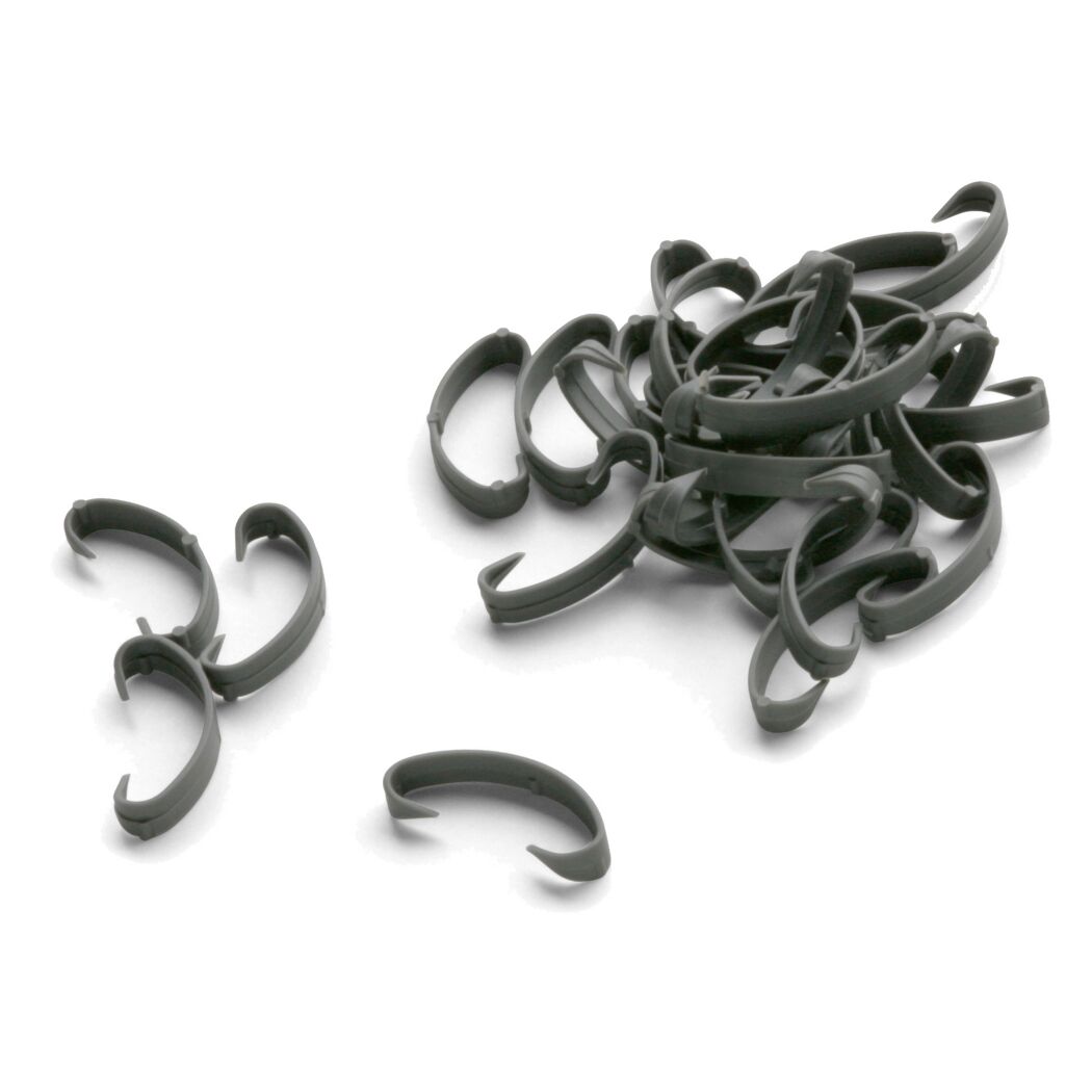 Eine Handvoll grauer Clips.