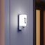 Hausnummer 10 beleuchtet an Hauswand