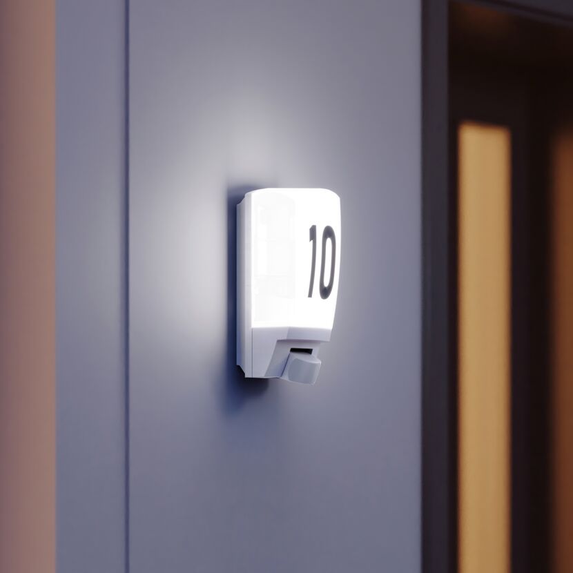 Hausnummer 10 beleuchtet an Hauswand