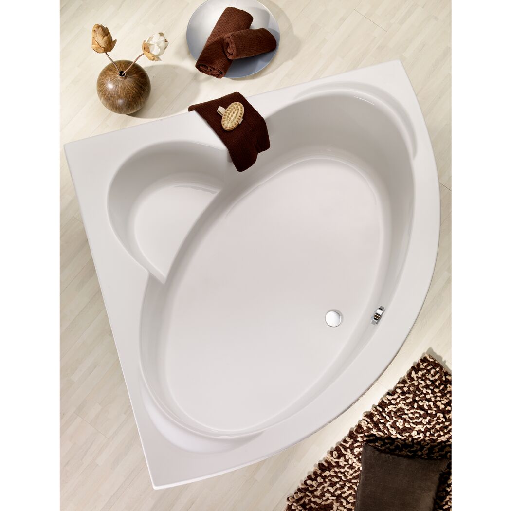 Weiße Eckbadewanne auf hellem Fliesenboden
