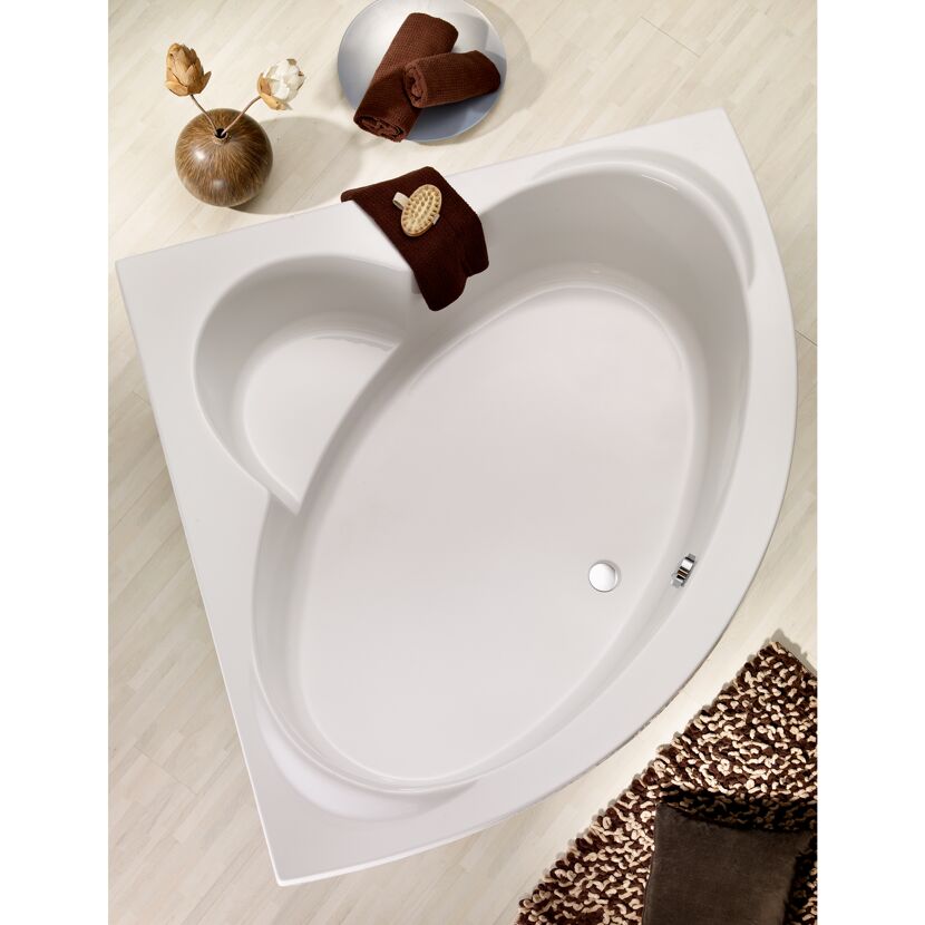 Weiße Eckbadewanne auf hellem Fliesenboden