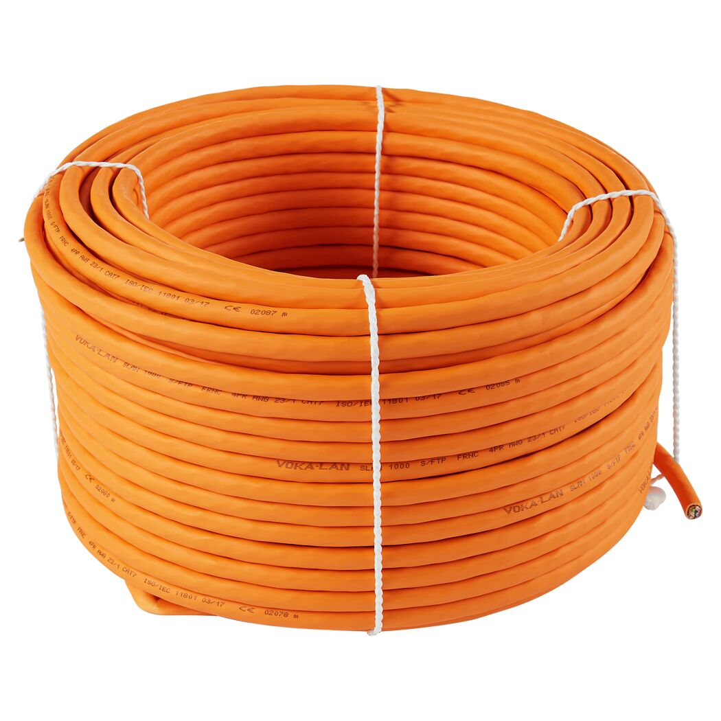 Oranges Netzwerkkabel aufgerollt