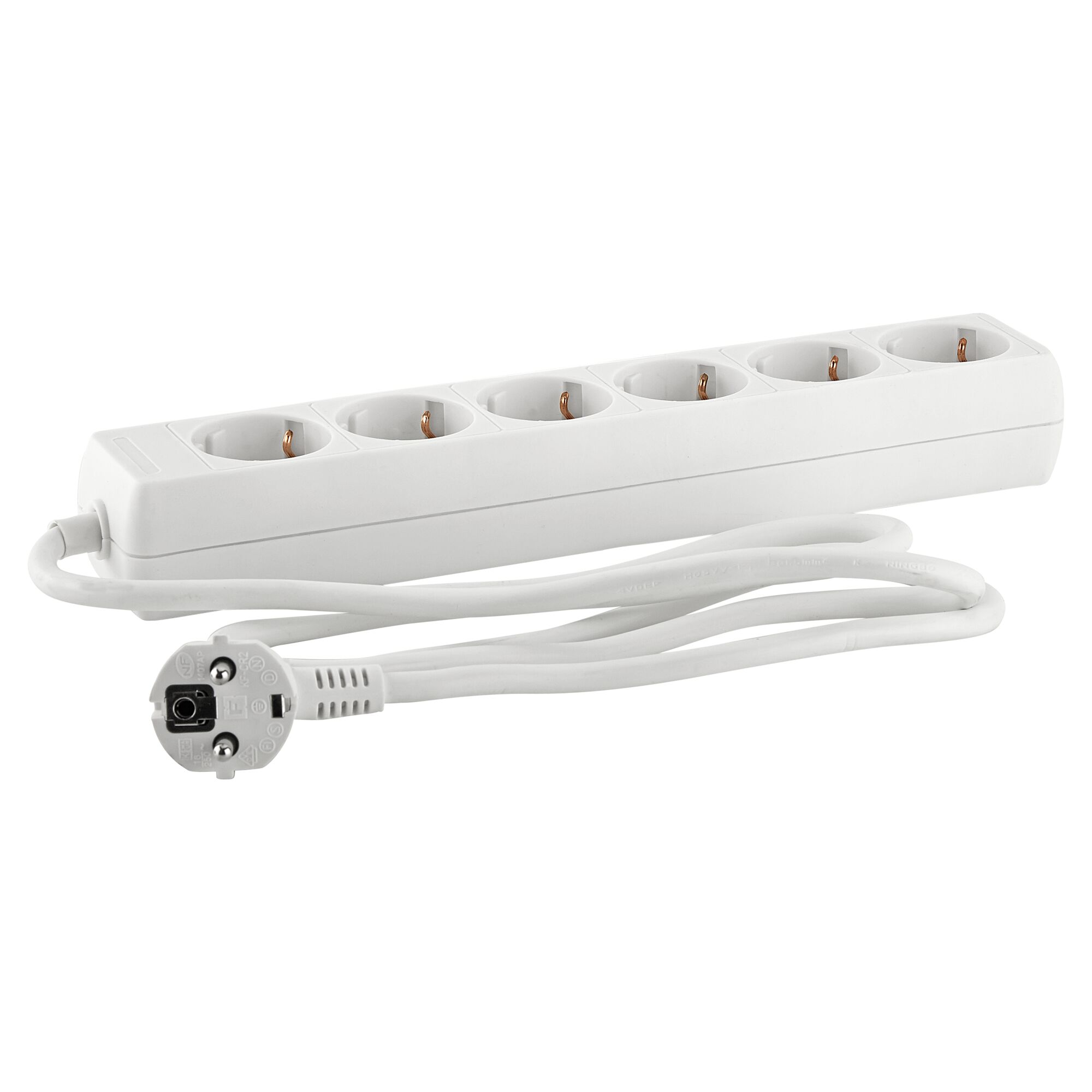 Weiße Steckdosenleiste mit sechs Steckplätzen und Kabel.
