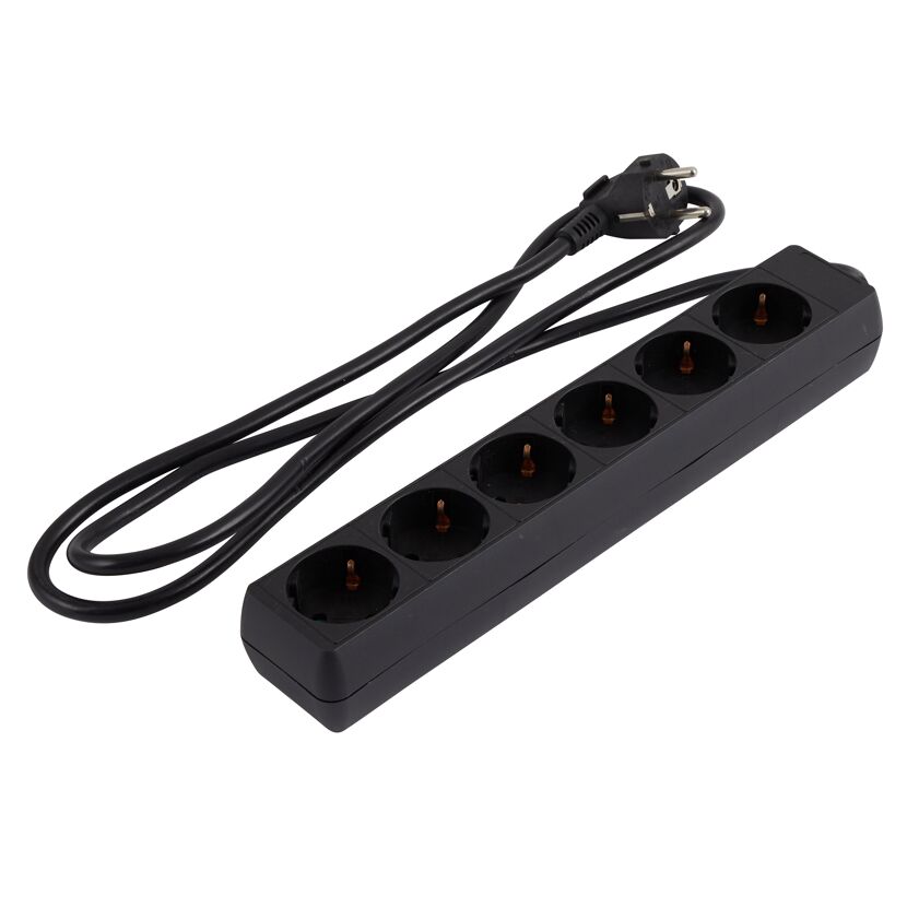 Schwarze Steckerleiste mit sechs Steckplätzen und Kabel
