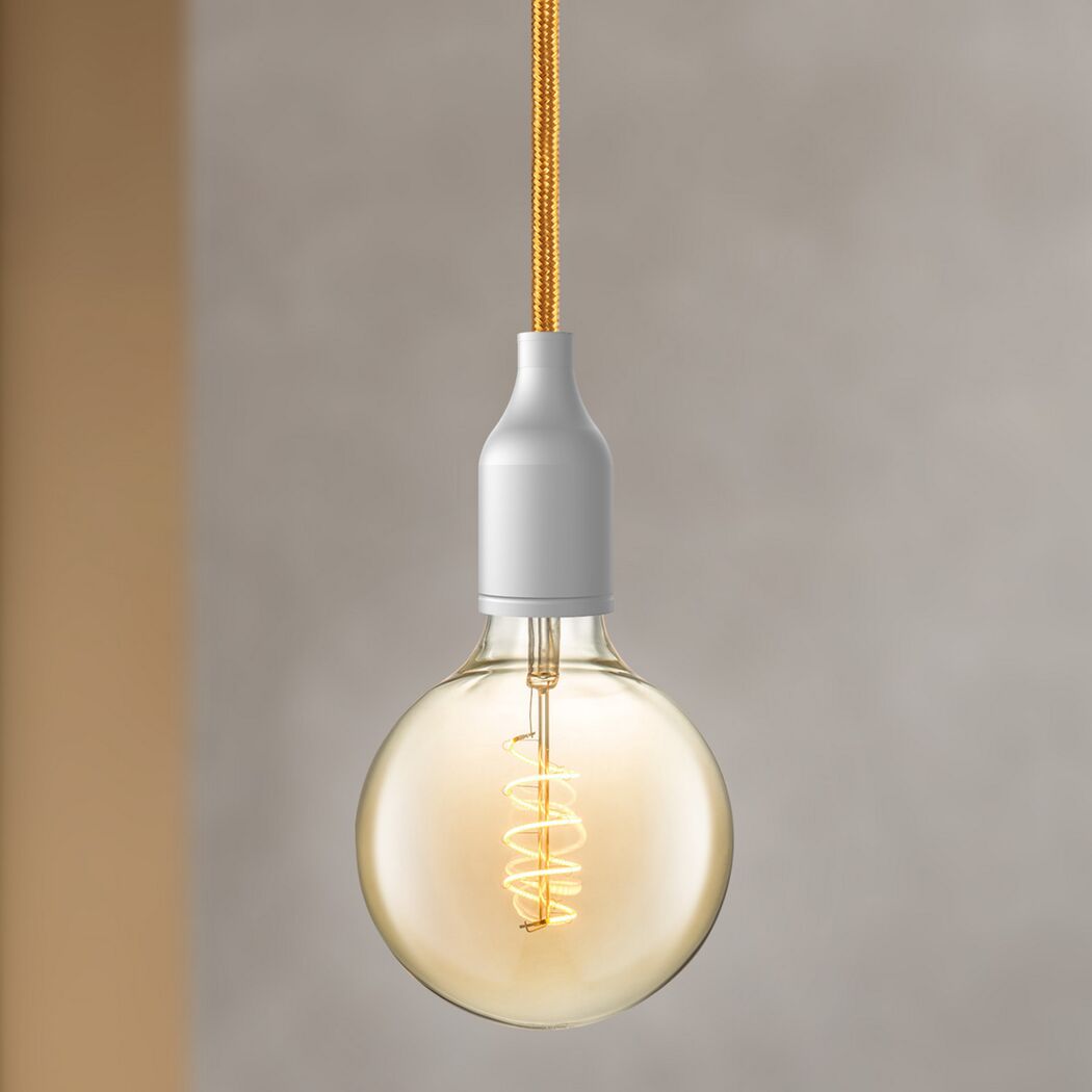 Glühbirne mit Wendel-LED-Filament an Textilkabel