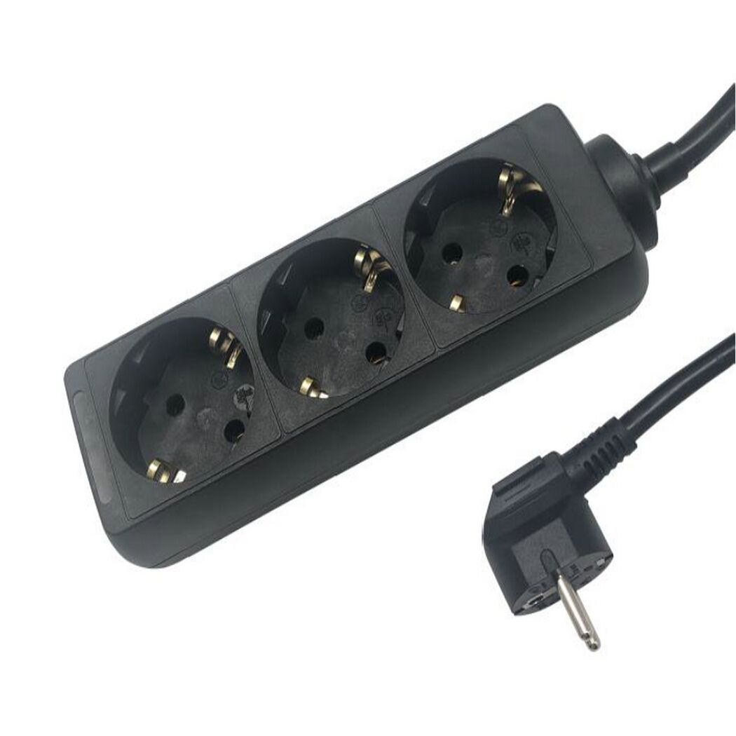 Schwarze Steckerleiste mit drei Steckdosen und Kabel