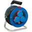 Blaue Kabeltrommel mit drei Steckdosen und Griff