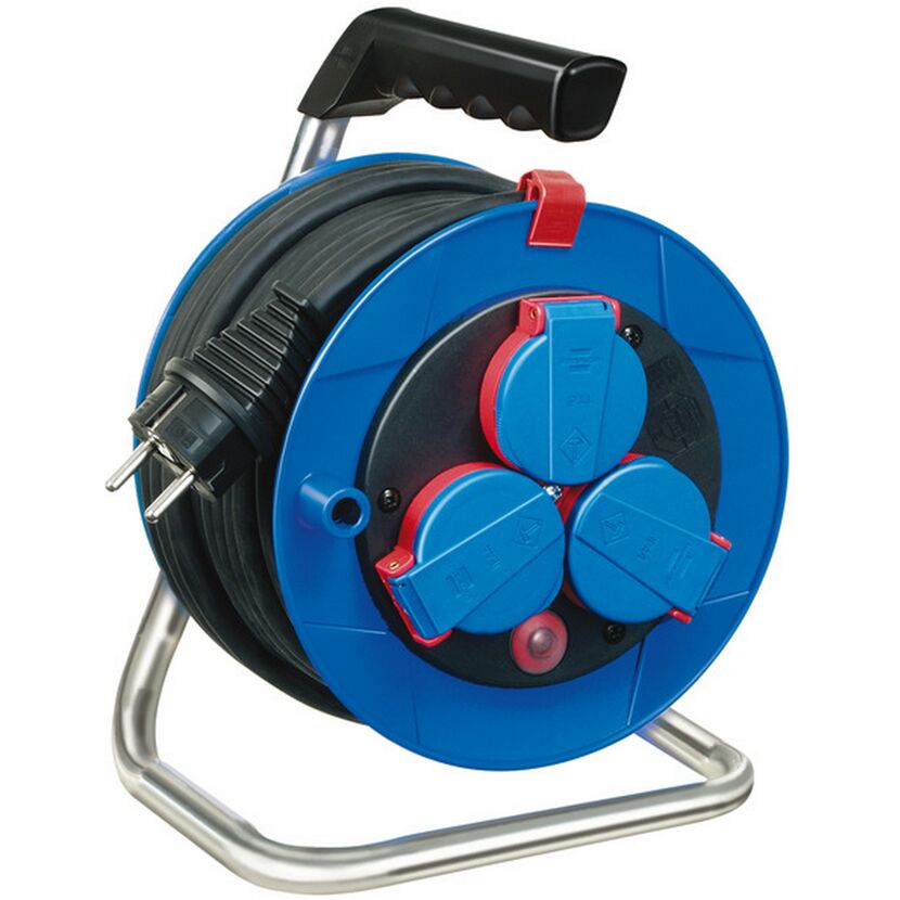 Blaue Kabeltrommel mit drei Steckdosen und Griff