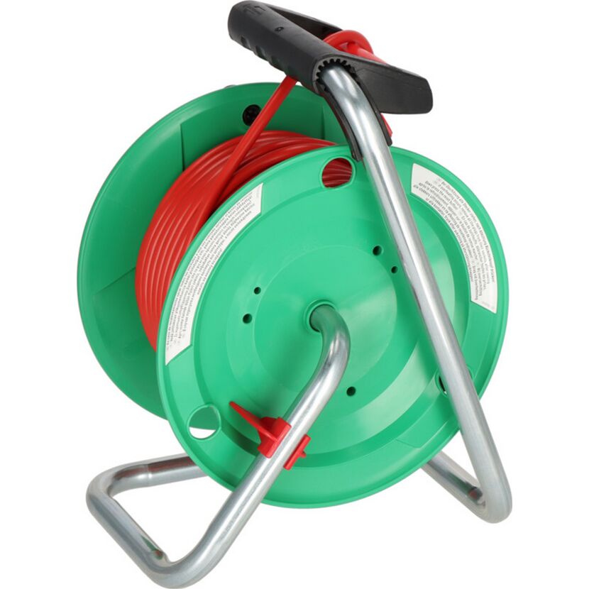 Grüne Kabeltrommel mit rotem Kabel