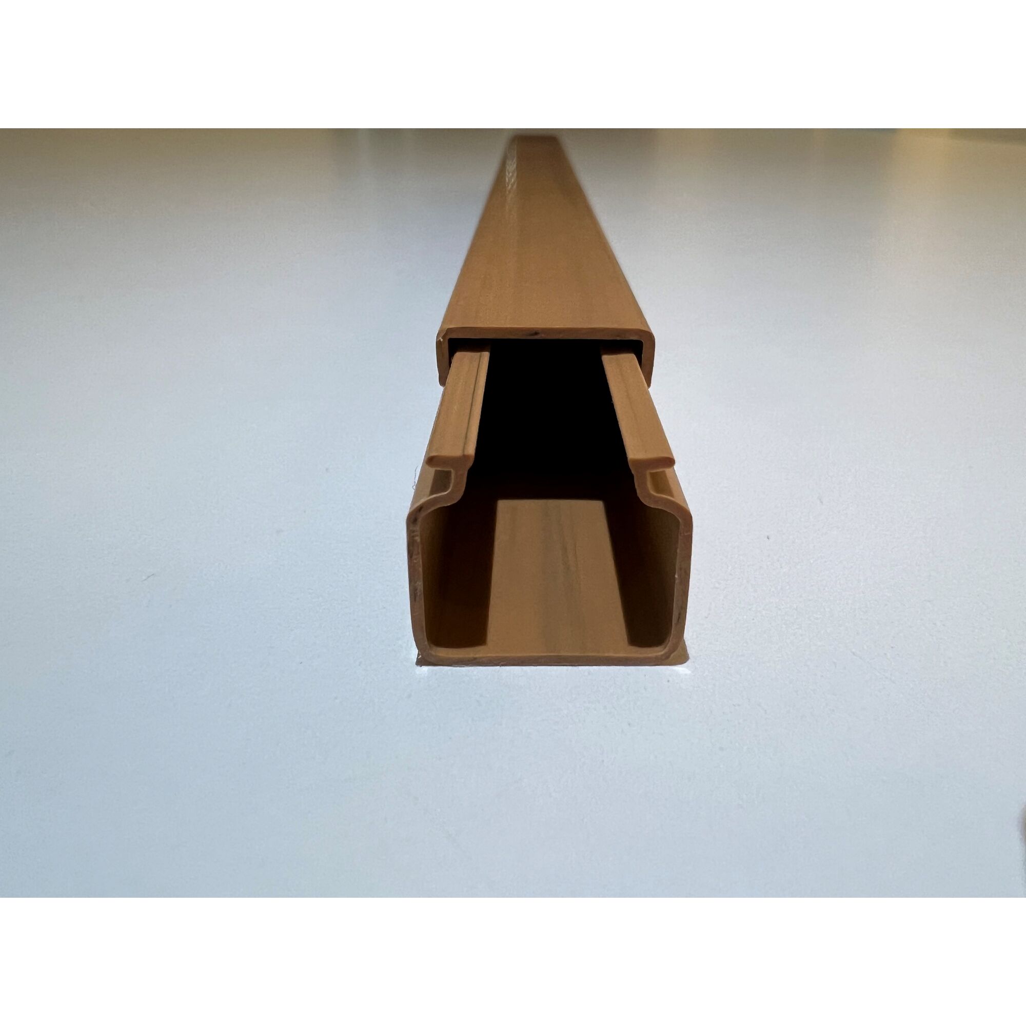 Holzfarbener Kabelkanal 15 x 15 mm