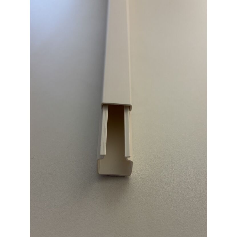 Weißer Kabelkanal 15 x 15 mm