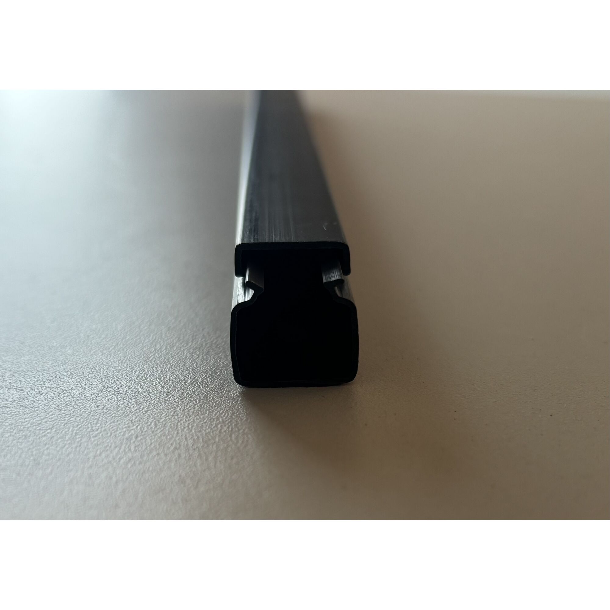 Anthrazitfarbener Kabelkanal 15 x 15 mm