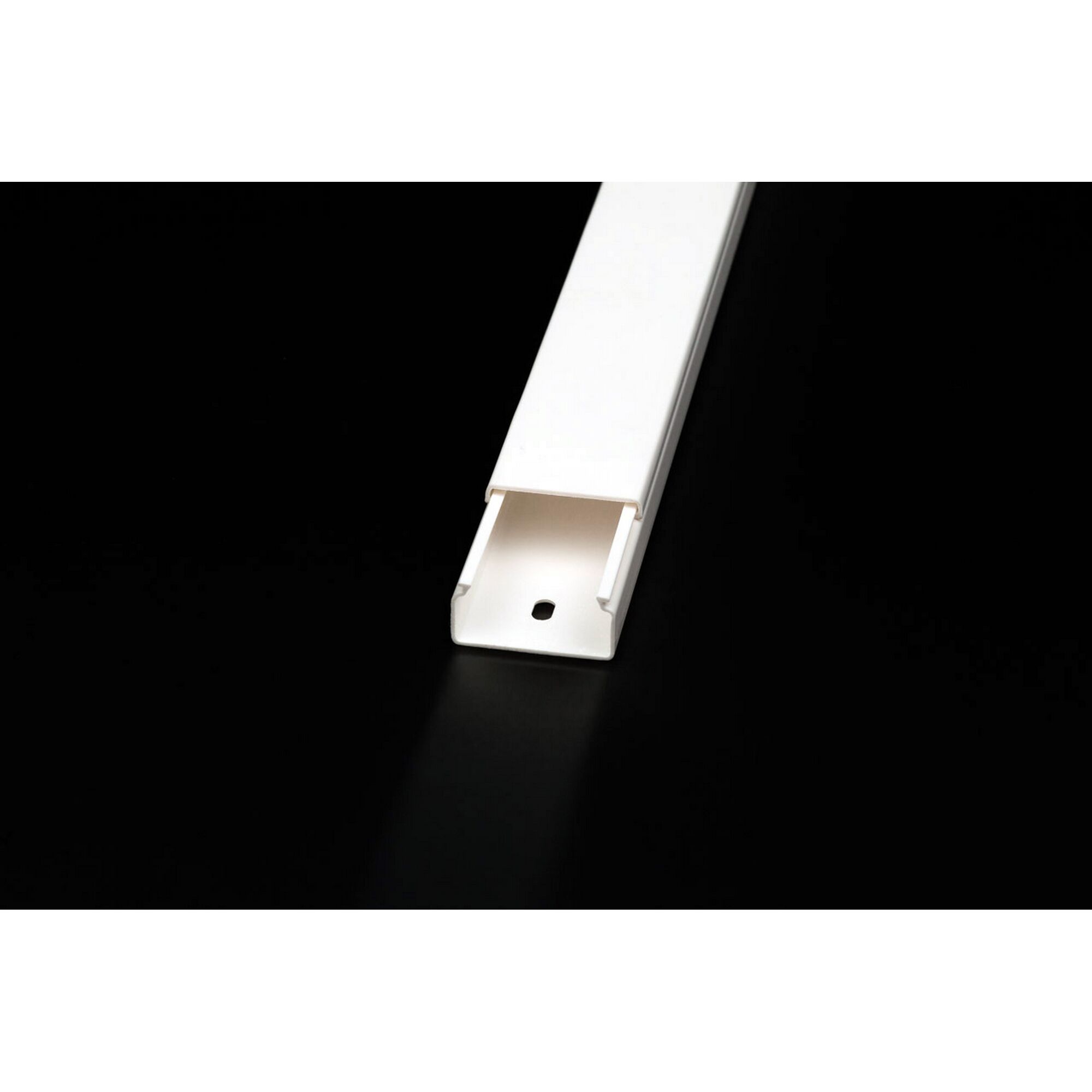 Weißer Kabelkanal 30 x 15 mm