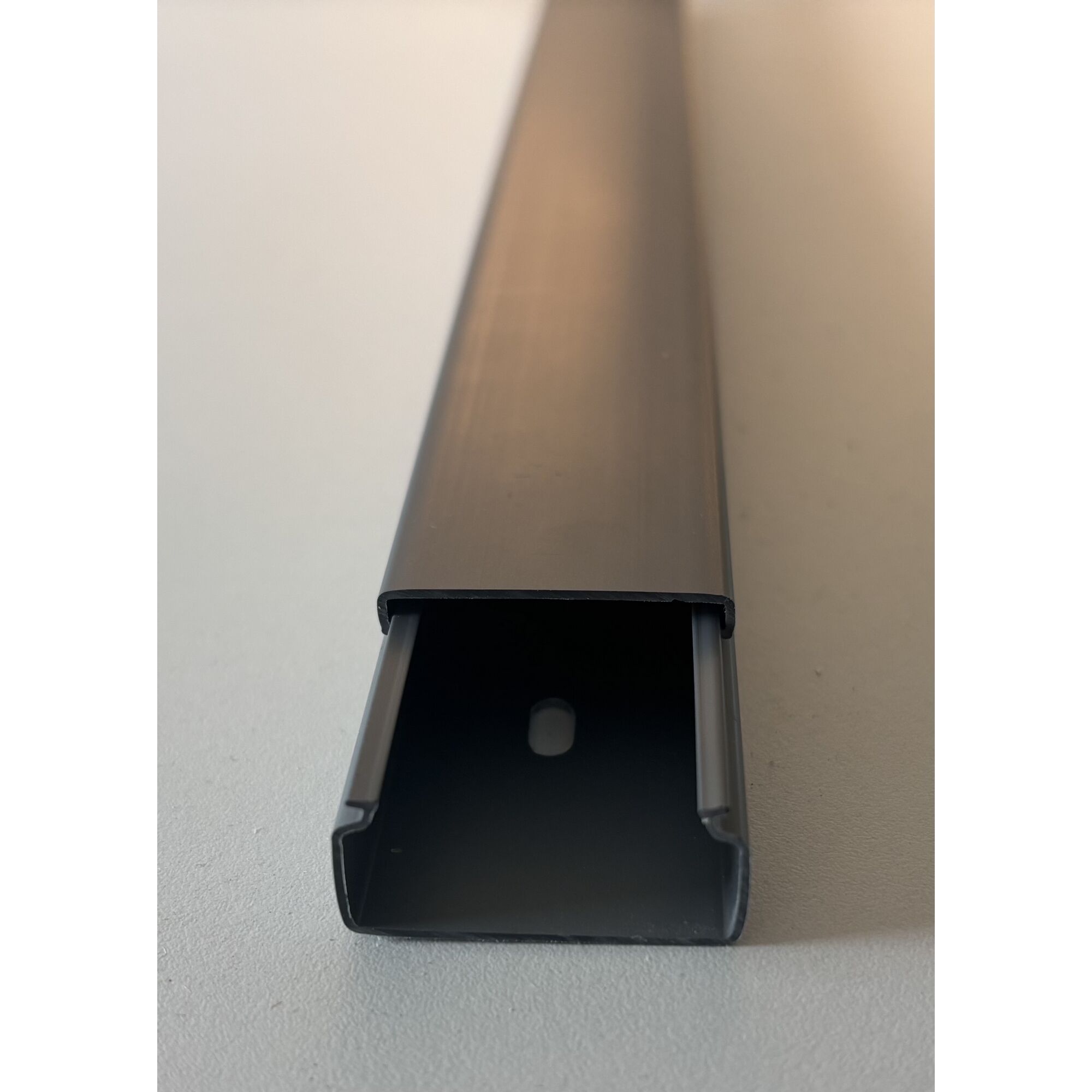 Grauer Kabelkanal 30 x 15 mm