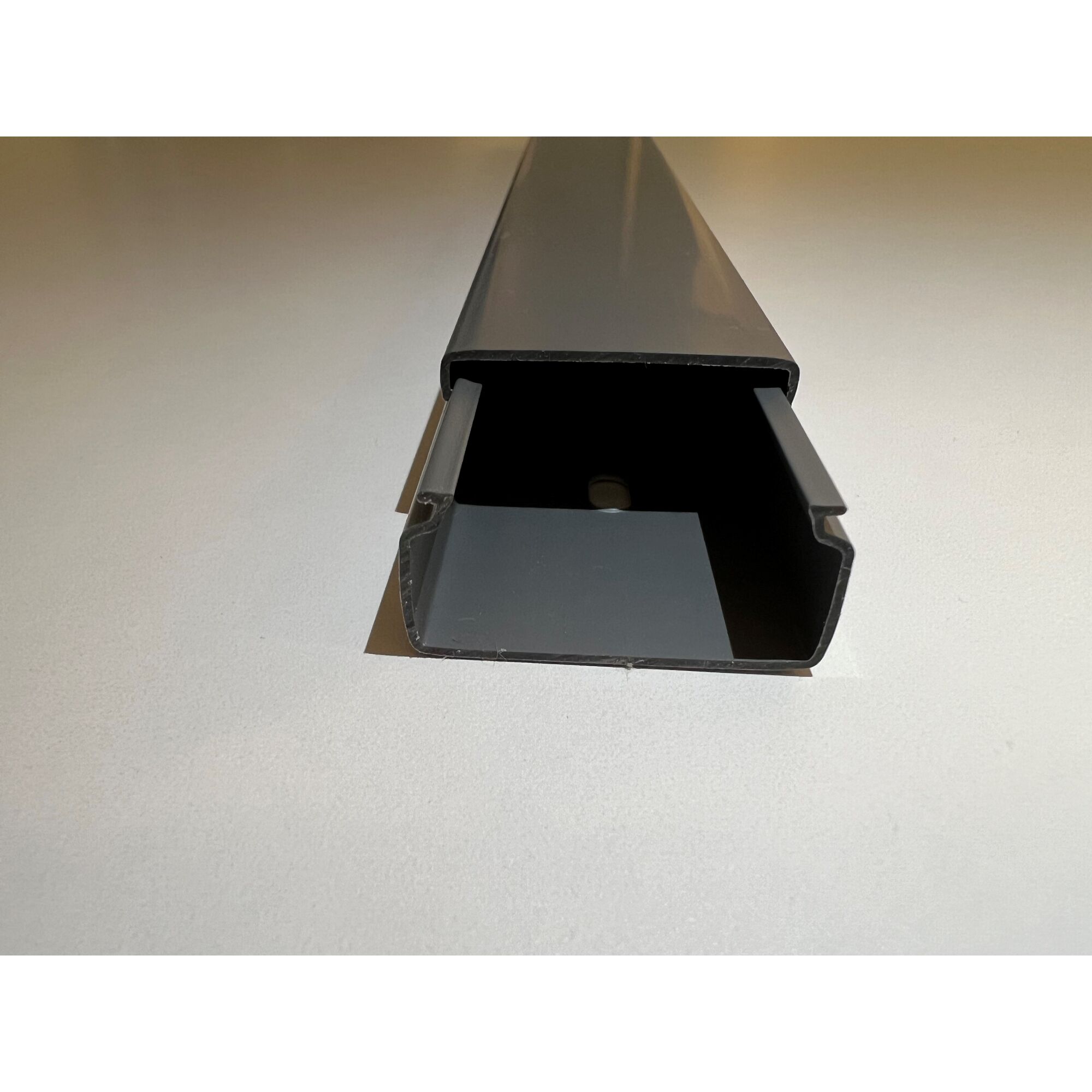 Anthrazitfarbener Kabelkanal 30 x 15 mm