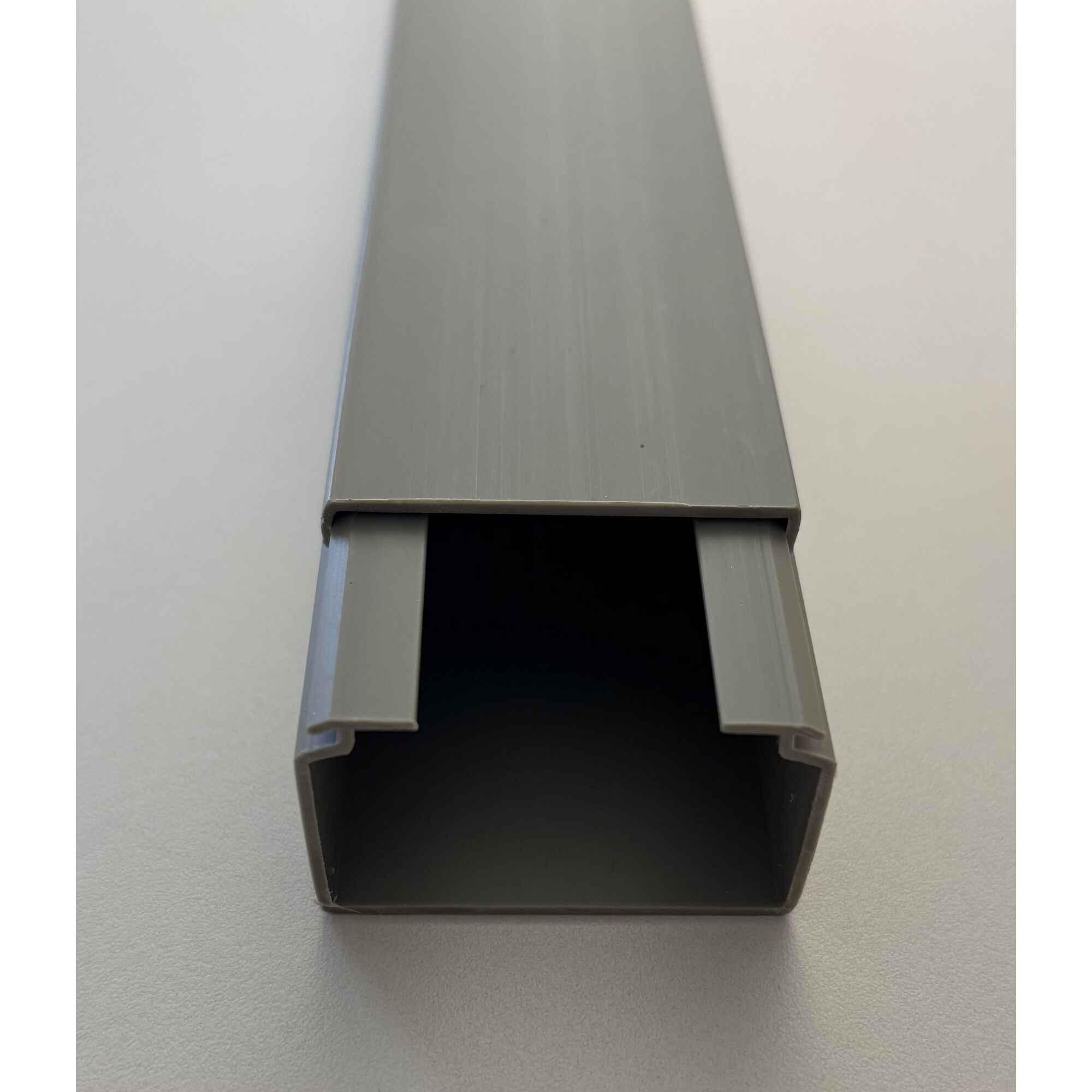 Grauer Kabelkanal 40x25mm