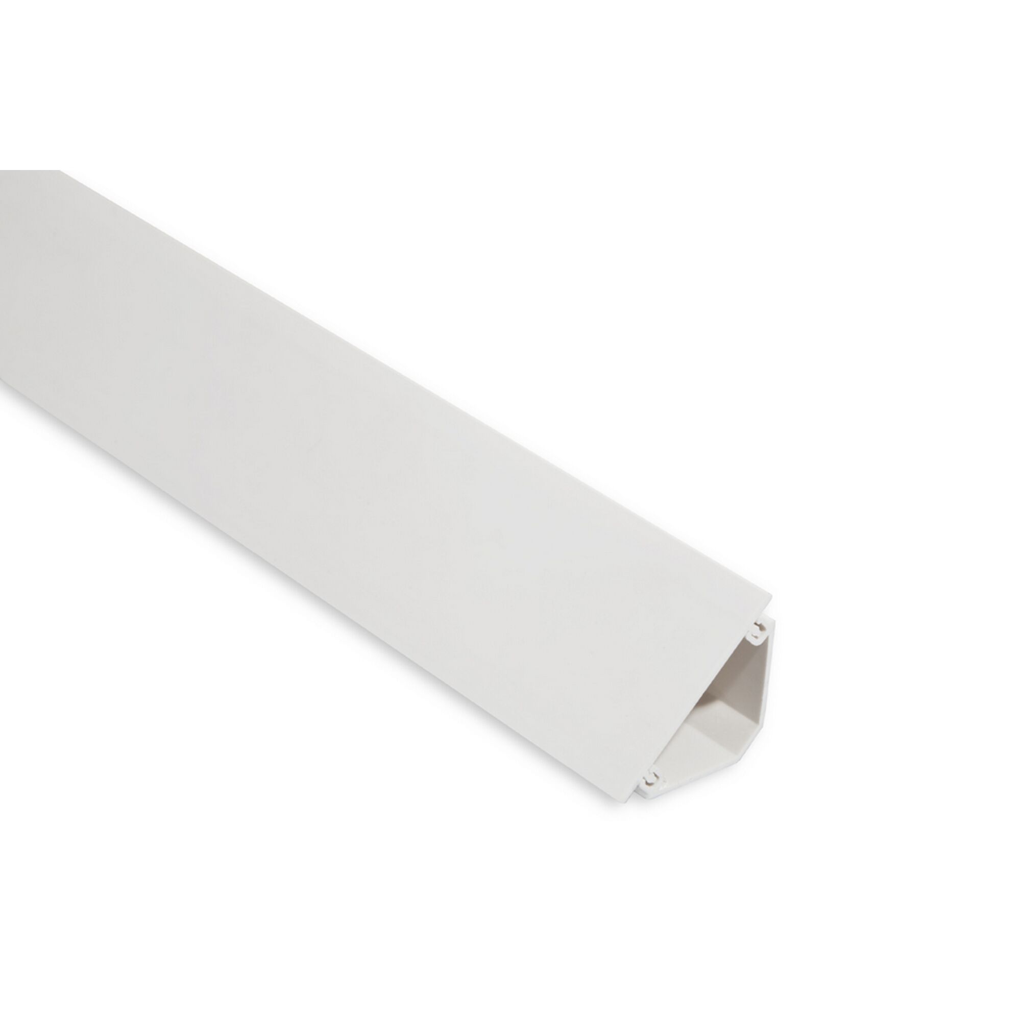 Weißer Kabelkanal auf weißem Hintergrund.