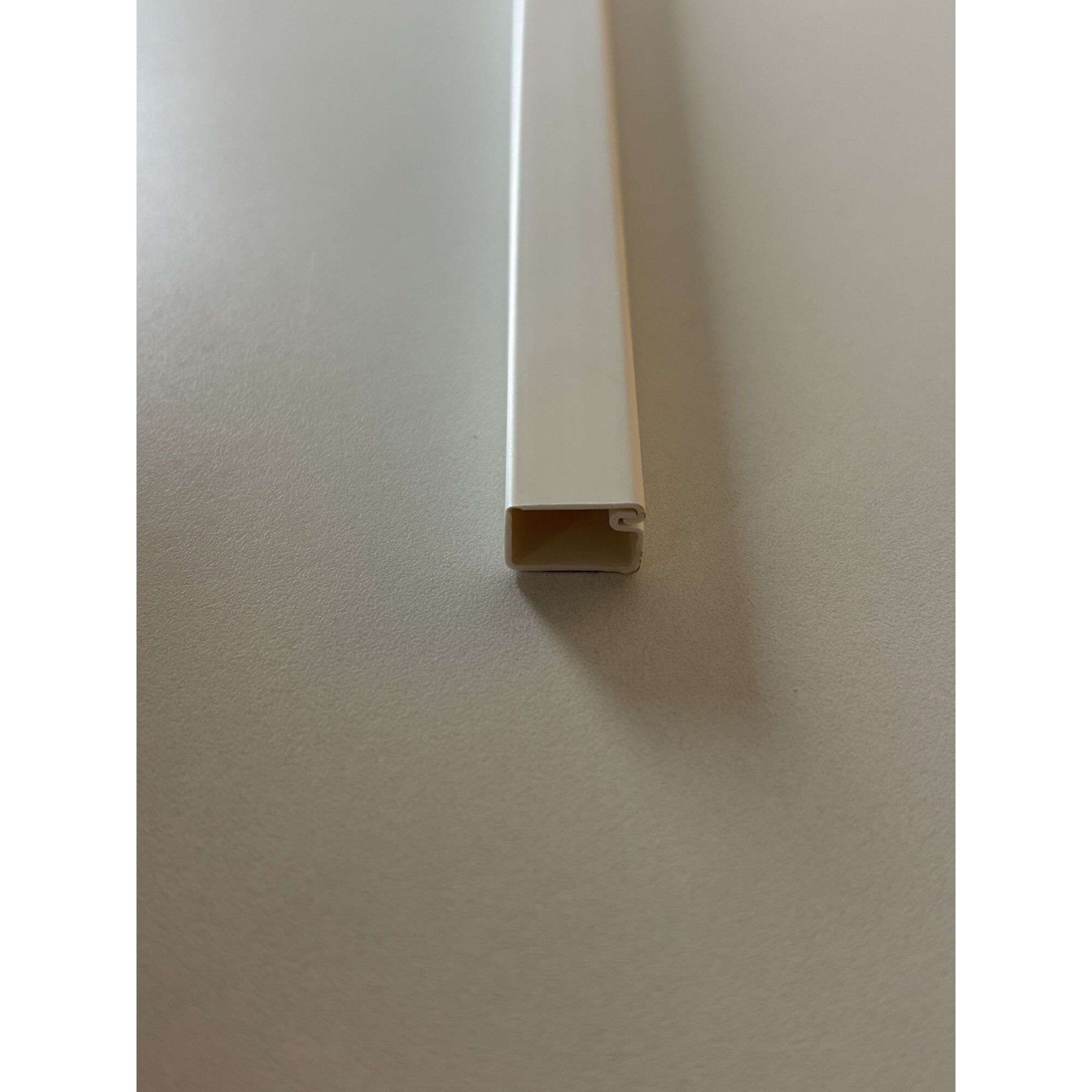 Weißer Minikanal 12 x 7 mm