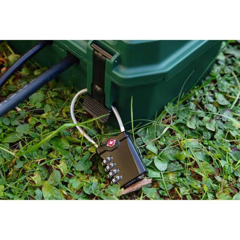 Grüner Kabelkasten mit Zahlenschloss