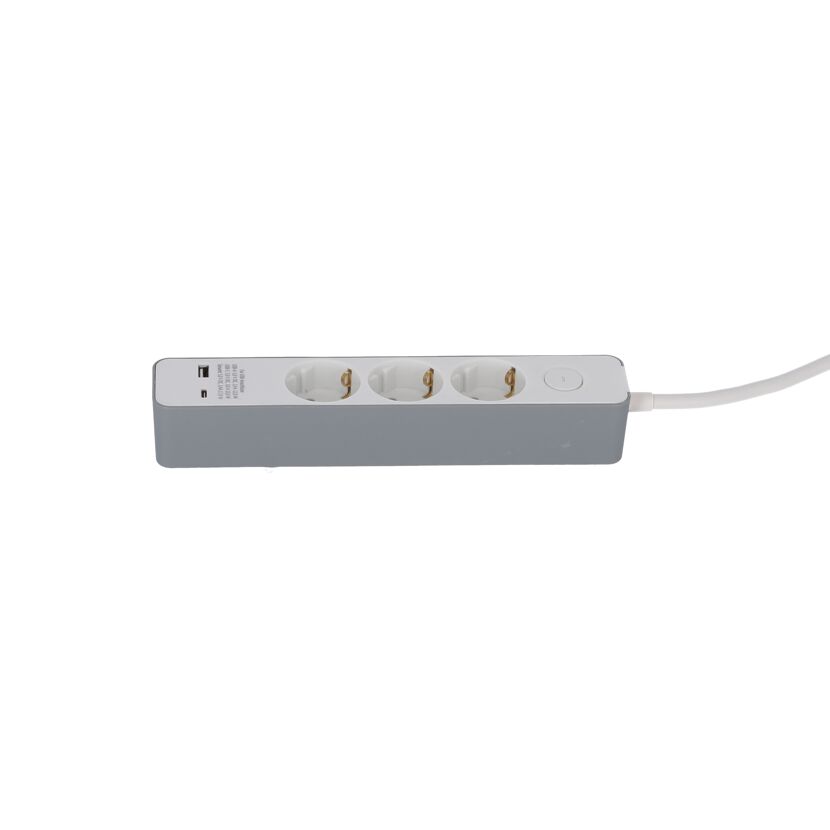 Graue Steckerleiste mit drei Steckdosen und USB