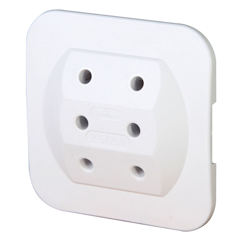 Weißer Euroadapter Stecker für drei Eurostecker