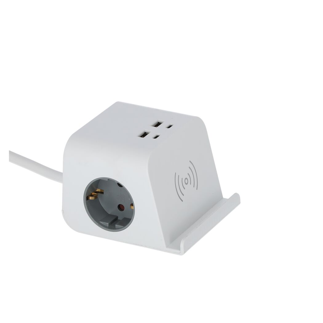 Weiße Steckdose mit USB-Anschlüssen und Ladestation