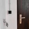 AP Wechselschalter IP54 Aqua Mini, Wasserhahn und Türklinke an weißer Wand