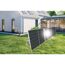 Solarmodul im Garten vor einem Haus