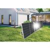 Solarmodul im Garten vor einem Haus