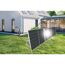 Solarmodul im Garten vor einem Haus