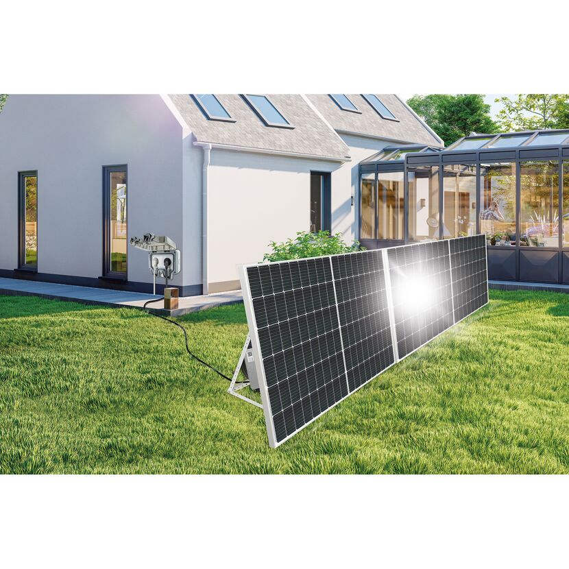 Solarmodul im Garten vor einem Haus