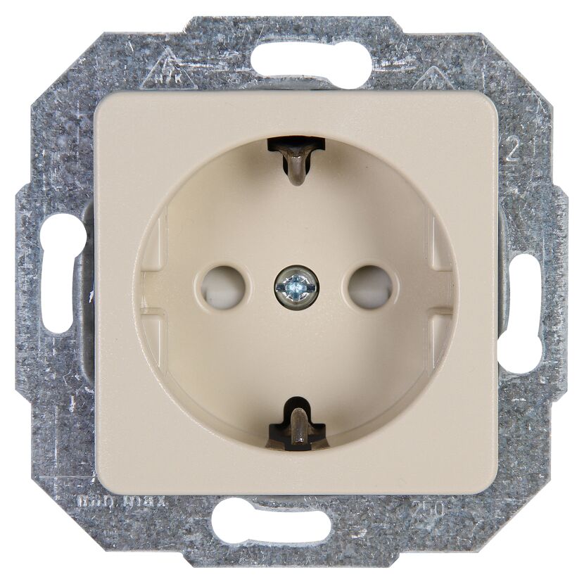 Beige Schutzkontaktsteckdose mit silberner Metallabdeckung