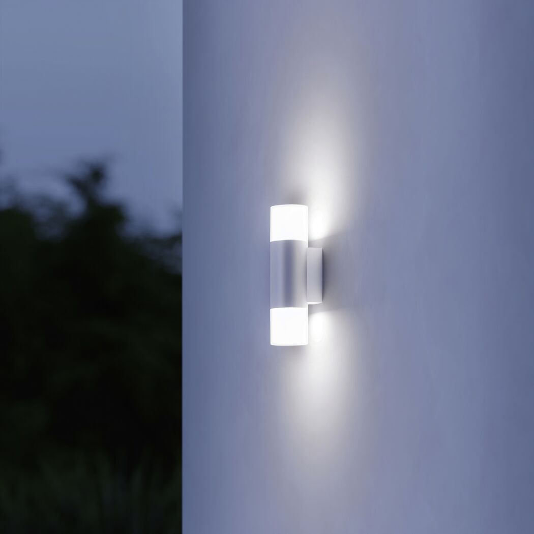 Weiße LED-Außenleuchte L 910 an Hauswand