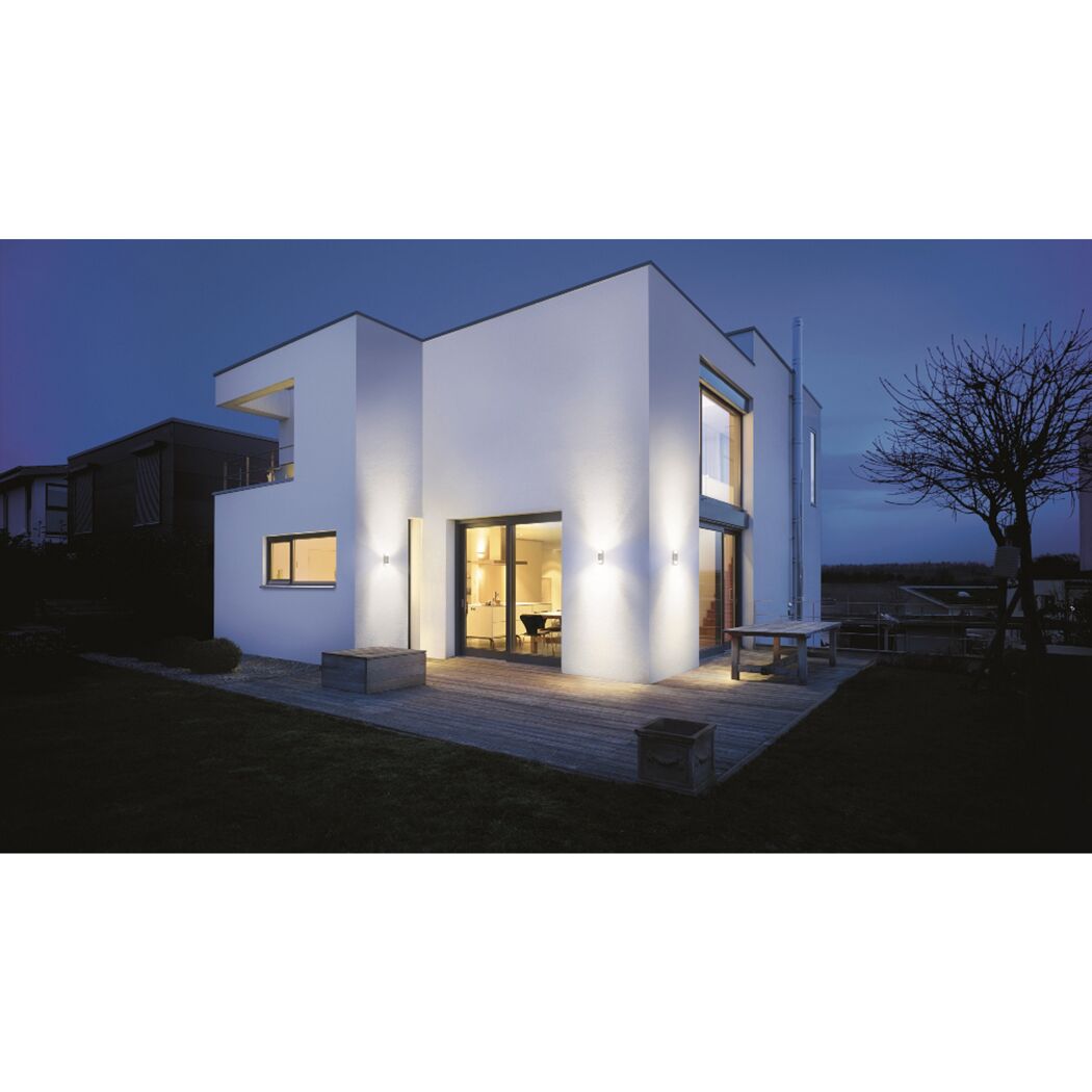 Haus mit LED-Außenleuchte L 910