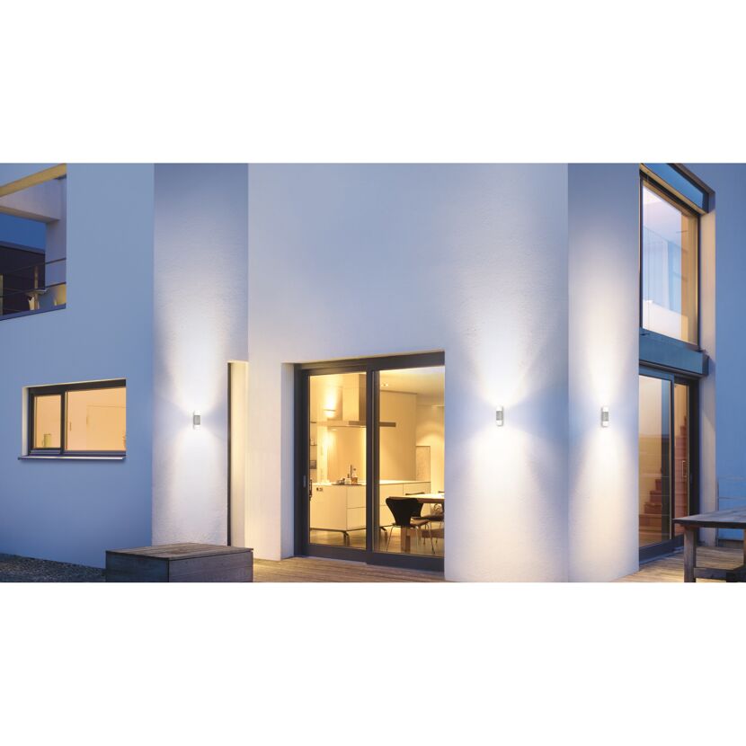 Zwei LED-Außenleuchten L 910 an Hauswand