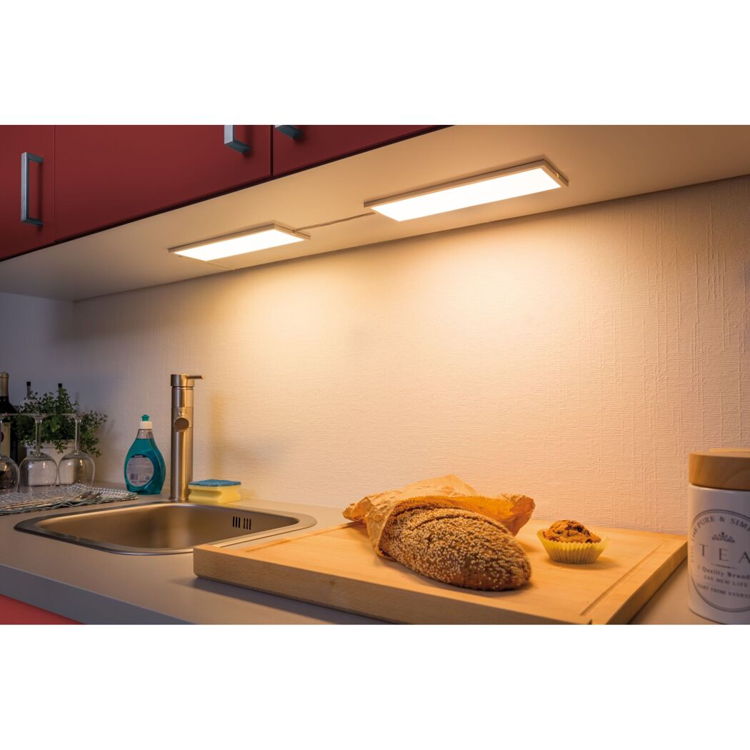 Zwei LED-Panels Ace leuchten Küchenarbeitsplatte warmweiß.