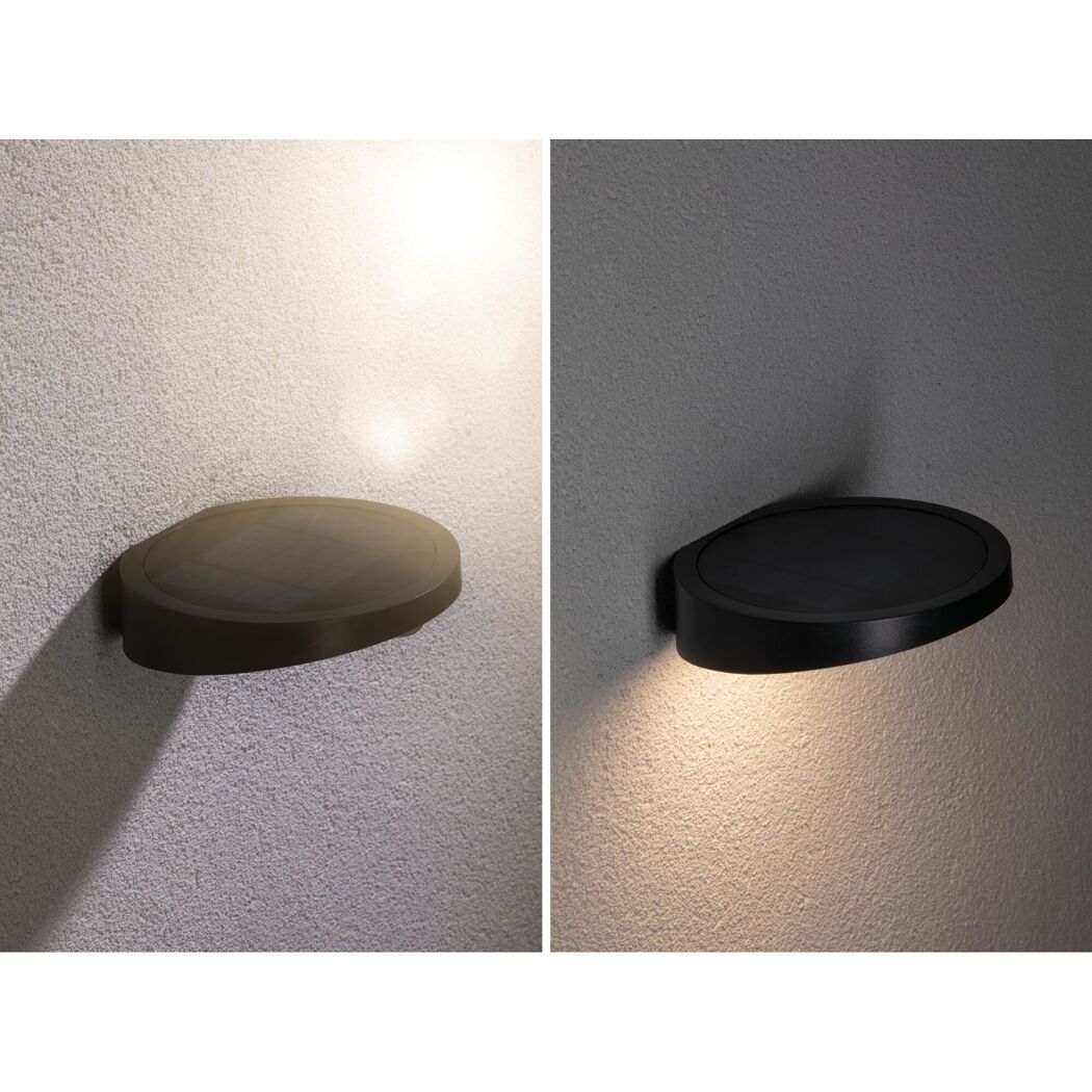 Solar-Wandleuchte Ryse an einer Wand, einmal im Hellen und einmal im Dunkeln.