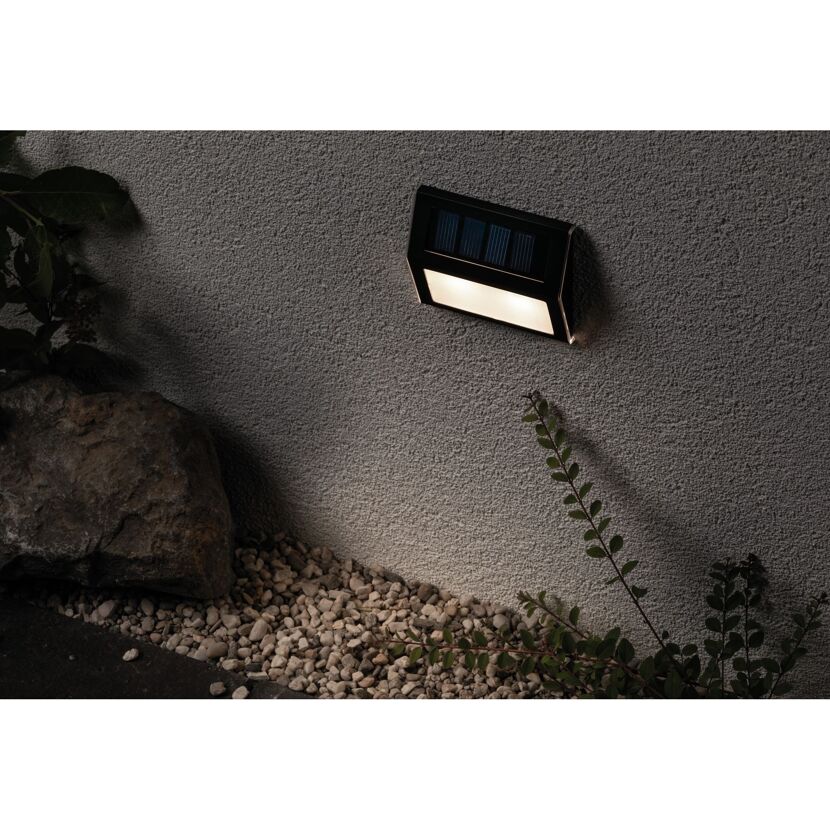 Solar-Treppenleuchte an Hauswand