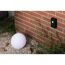 Plug&Shine Sensor mit Leuchtkugel im Garten