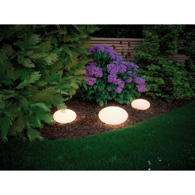 Drei leuchtende Steine Plug&Shine im Garten