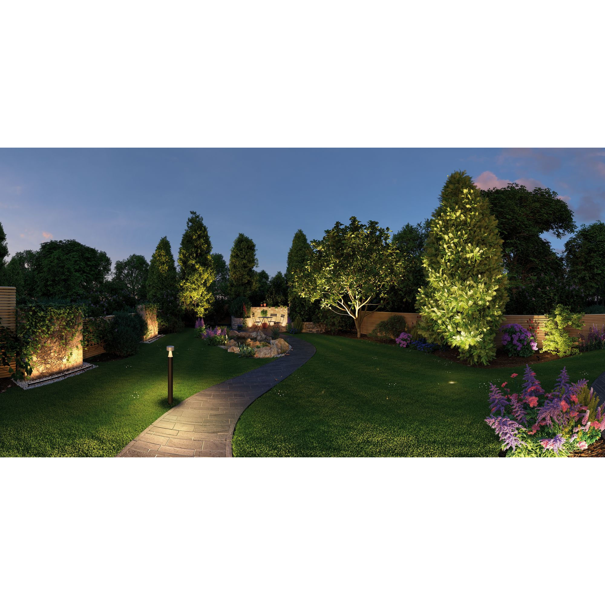 Beleuchteter Gartenweg am Abend