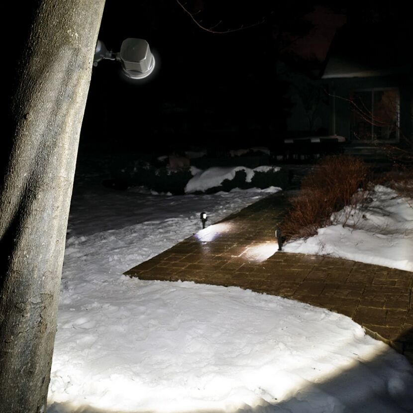 Beleuchteter Gehweg im Schnee mit Mr. Beams Strahlern