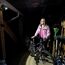 Person mit Fahrrad im von einem Mr. Beams Strahler beleuchteten Schuppen
