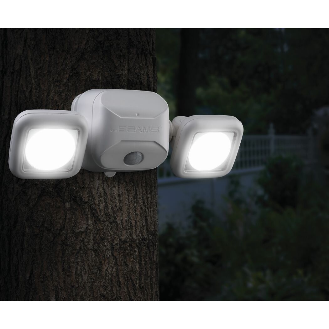 Mr. Beams LED-Außenstrahler mit Bewegungssensor am Baum.