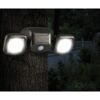 Mr. Beams LED-Strahler mit Bewegungssensor am Baum.