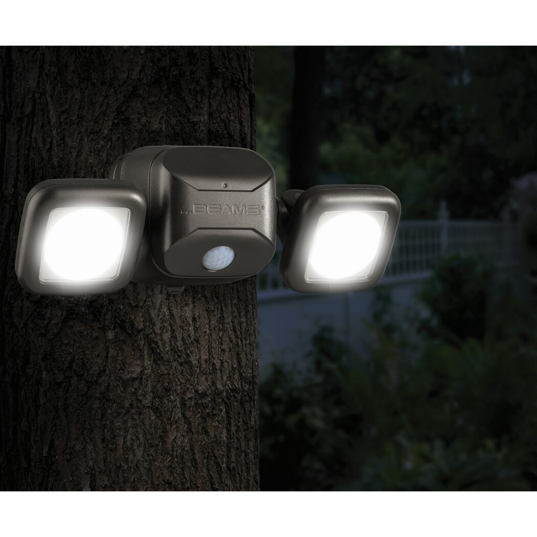 Mr. Beams LED-Strahler mit Bewegungssensor am Baum.