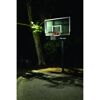 Basketballkorb im Dunkeln beleuchtet